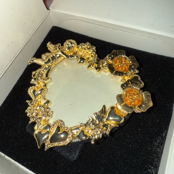 Avon - Goldtone - Frame - Heart Shaped - Floral Stud Earrings - Vintage - Picture 2 of 8